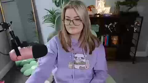 Snapshot of quervoqueen1 chatting on 10/18/25, 04:41 Bri online show from 10/18/25, 04:41