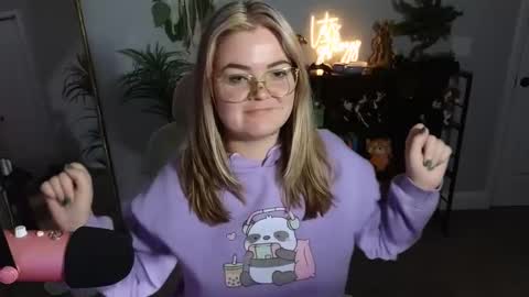 Snapshot of quervoqueen1 chatting on 10/20/25, 01:06 Bri online show from 10/20/25, 01:06