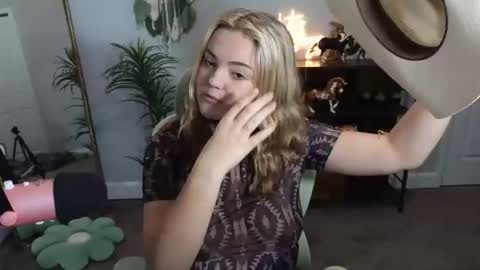 Snapshot of quervoqueen1 chatting on 10/28/25, 01:53 Bri online show from 10/28/25, 01:53