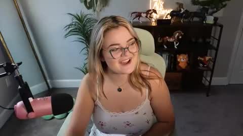 Snapshot of quervoqueen1 chatting on 11/11/25, 05:13 Bri online show from 11/11/25, 05:13