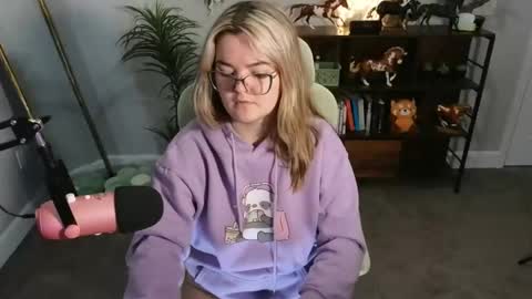 Snapshot of quervoqueen1 chatting on 11/15/25, 03:04 Bri online show from 11/15/25, 03:04