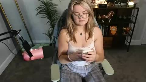 Snapshot of quervoqueen1 chatting on 11/16/25, 02:17 Bri online show from 11/16/25, 02:17