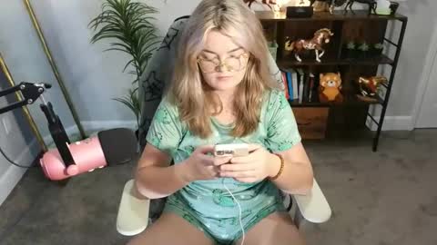 Snapshot of quervoqueen1 chatting on 11/19/25, 12:32 Bri online show from 11/19/25, 12:32