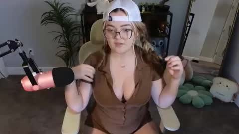 Snapshot of quervoqueen1 chatting on 11/30/25, 02:37 Bri online show from 11/30/25, 02:37