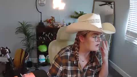 Snapshot of quervoqueen1 chatting on 12/15/25, 06:23 Bri online show from 12/15/25, 06:23