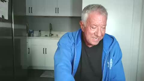 Snapshot of quest_one chatting on 10/19/25, 01:06 Jim online show from 10/19/25, 01:06