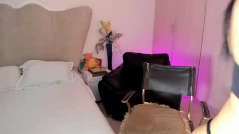 natalia  -  online show from 10/21/25, 03:40