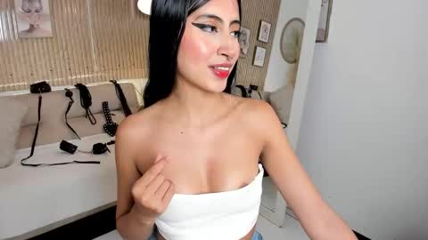 Snapshot of rachel_es chatting on 11/21/25, 04:00 RACHEL ES online show from 11/21/25, 04:00