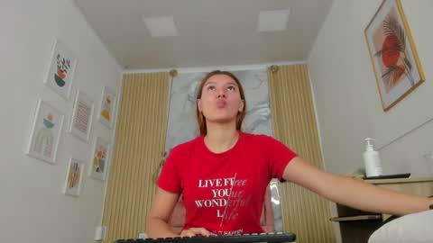 Snapshot of rachellesc chatting on 06/12/26, 12:15 rachellesc online show from 06/12/26, 12:15