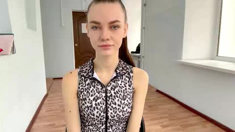 Snapshot of rachelpoisso chatting on 10/22/25, 08:14 Rachel online show from 10/22/25, 08:14