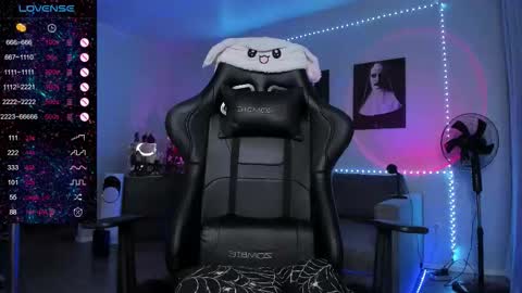 Snapshot of rachelqueen_ chatting on 10/03/25, 10:12 Miko Pleasee help me get 100 likes online show from 10/03/25, 10:12