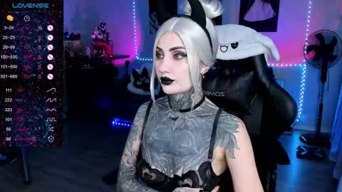 Snapshot of rachelqueen_ chatting on 11/02/25, 10:17 Miko Pleasee help me get 100 likes online show from 11/02/25, 10:17