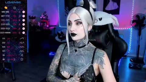 Snapshot of rachelqueen_ chatting on 11/04/25, 10:36 Miko Pleasee help me get 100 likes online show from 11/04/25, 10:36