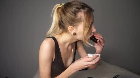 Sara online show from 09/28/25, 04:34