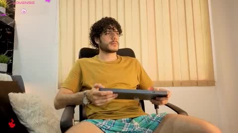 Snapshot of rafael_mendez chatting on 12/17/25, 10:05 R A F A E L online show from 12/17/25, 10:05