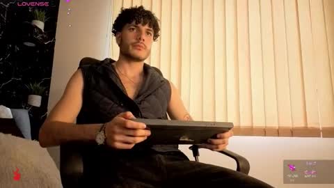 Snapshot of rafael_mendez chatting on 12/19/25, 08:27 R A F A E L online show from 12/19/25, 08:27