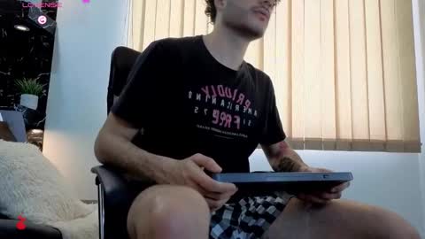 Snapshot of rafael_mendez chatting on 12/20/25, 08:38 R A F A E L online show from 12/20/25, 08:38