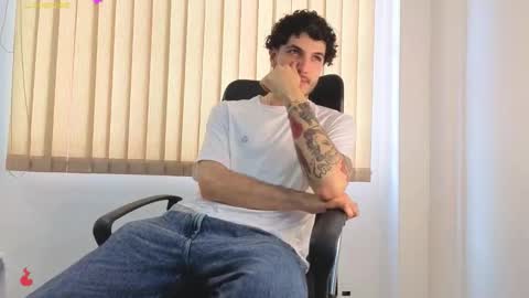 Snapshot of rafael_mendez chatting on 03/17/26, 08:45 R A F A E L online show from 03/17/26, 08:45