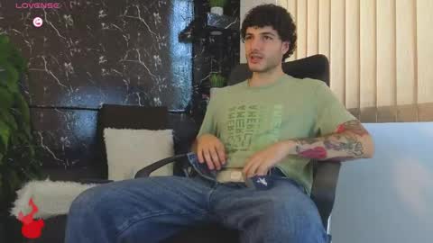 Snapshot of rafael_mendez chatting on 05/14/26, 08:15 R A F A E L online show from 05/14/26, 08:15