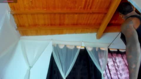 Snapshot of ragnarhot24 chatting on 11/13/25, 03:55 Andres H online show from 11/13/25, 03:55