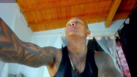 Snapshot of ragnarhot24 chatting on 11/15/25, 01:18 Andres H online show from 11/15/25, 01:18