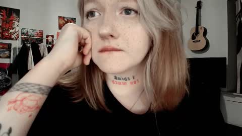 Snapshot of raiingurl chatting on 09/21/25, 12:45 Kate online show from 09/21/25, 12:45