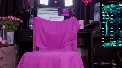 Laura online show from 11/25/25, 03:39