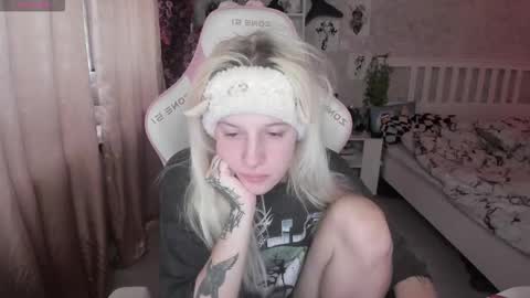 Snapshot of rapunzel_cute chatting on 10/06/25, 01:30 Rapunzel online show from 10/06/25, 01:30