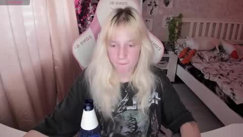 Snapshot of rapunzel_cute chatting on 10/17/25, 01:35 Rapunzel online show from 10/17/25, 01:35