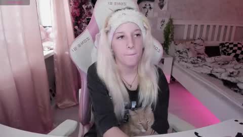 Snapshot of rapunzel_cute chatting on 10/19/25, 01:34 Rapunzel online show from 10/19/25, 01:34