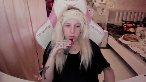 Snapshot of rapunzel_cute chatting on 10/28/25, 01:25 Rapunzel online show from 10/28/25, 01:25