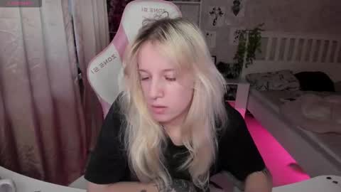 Snapshot of rapunzel_cute chatting on 11/15/25, 01:18 Rapunzel online show from 11/15/25, 01:18