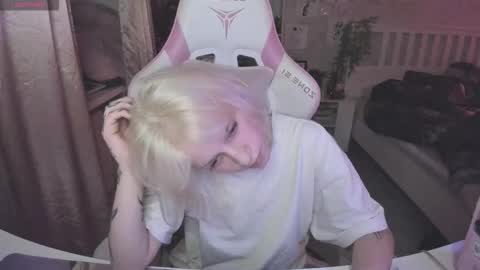 Snapshot of rapunzel_cute chatting on 11/22/25, 09:25 Rapunzel online show from 11/22/25, 09:25