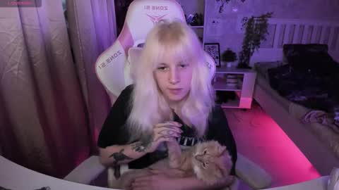 Snapshot of rapunzel_cute chatting on 11/26/25, 01:23 Rapunzel online show from 11/26/25, 01:23