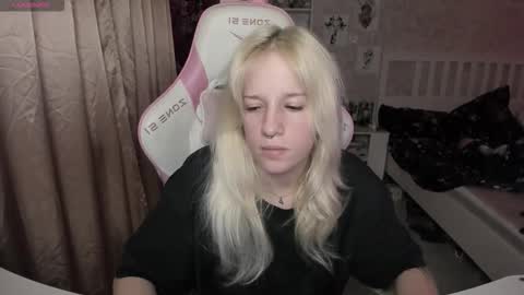 Snapshot of rapunzel_cute chatting on 12/19/25, 01:29 Rapunzel online show from 12/19/25, 01:29