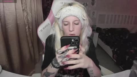 Snapshot of rapunzel_cute chatting on 12/20/25, 02:02 Rapunzel online show from 12/20/25, 02:02