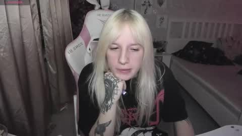 Snapshot of rapunzel_cute chatting on 12/21/25, 08:27 Rapunzel online show from 12/21/25, 08:27