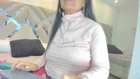 Raquel Moore  online show from 01/03/25, 09:58