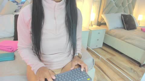 Raquel Moore  online show from 01/03/25, 09:36