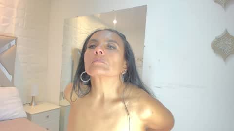Raquel Moore  online show from 01/04/25, 12:37