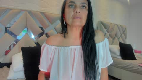 Raquel Moore  online show from 01/23/25, 10:01