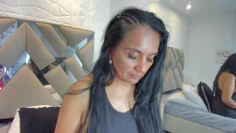 Raquel Moore  online show from 01/27/25, 10:49