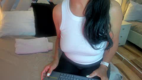 Raquel Moore  online show from 02/02/25, 05:04