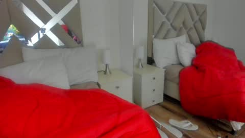 Raquel Moore  online show from 02/04/25, 02:07