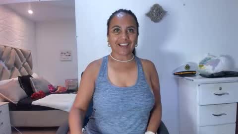 Raquel Moore  online show from 12/04/25, 11:41