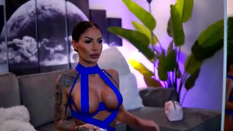 Snapshot of raquellevon chatting on 10/27/25, 09:35 Raquelle online show from 10/27/25, 09:35