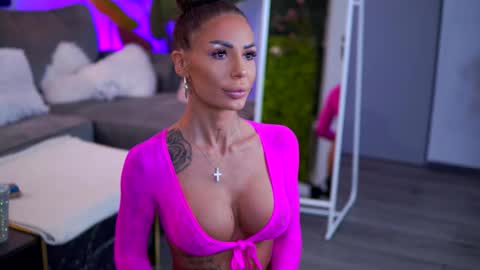 Snapshot of raquellevon chatting on 11/18/25, 04:28 Raquelle online show from 11/18/25, 04:28