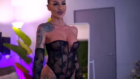 Snapshot of raquellevon chatting on 11/23/25, 04:45 Raquelle online show from 11/23/25, 04:45