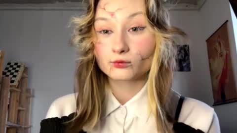 Snapshot of ravenamesbury chatting on 10/31/25, 08:15 Lilith online show from 10/31/25, 08:15