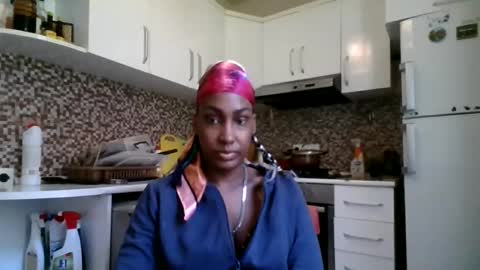 Snapshot of ravenbby chatting on 04/17/26, 08:28 ravenbby online show from 04/17/26, 08:28